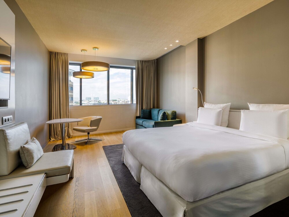 Habitación familiar, 1 cama de matrimonio grande con sofá cama, vistas a la ciudad del hotel Pullman Brussels Centre Midi. Foto 4