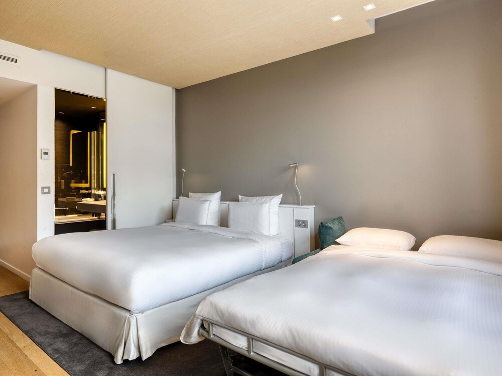 Habitación familiar, 1 cama de matrimonio grande con sofá cama, vistas a la ciudad del hotel Pullman Brussels Centre Midi. Foto 5