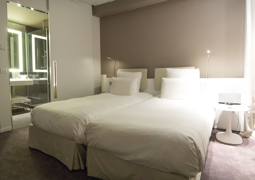 Habitación superior, 2 camas individuales, vistas a la ciudad del hotel Pullman Brussels Centre Midi. Foto 3