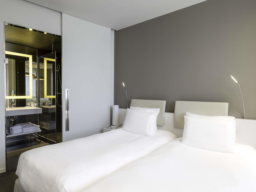 Habitación superior, 2 camas individuales, vistas a la ciudad del hotel Pullman Brussels Centre Midi. Foto 5