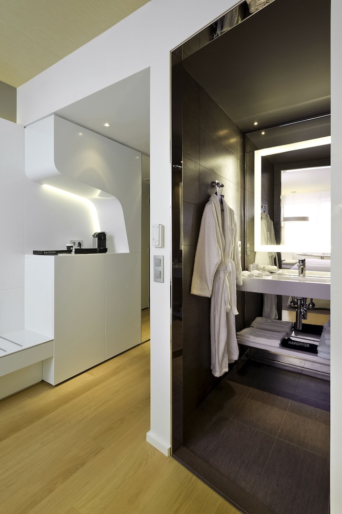 Habitación superior, 2 camas individuales, vistas a la ciudad del hotel Pullman Brussels Centre Midi. Foto 10
