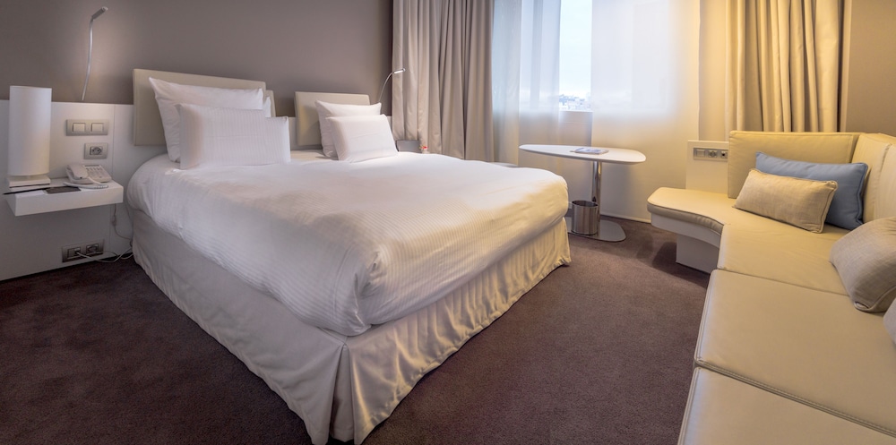 Habitación superior, 1 cama de matrimonio grande, vistas a la ciudad del hotel Pullman Brussels Centre Midi. Foto 1