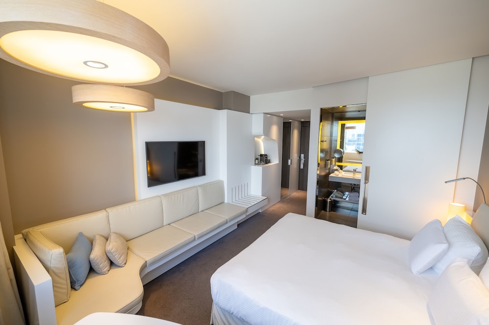 Habitación superior, 1 cama de matrimonio grande, vistas a la ciudad del hotel Pullman Brussels Centre Midi. Foto 2