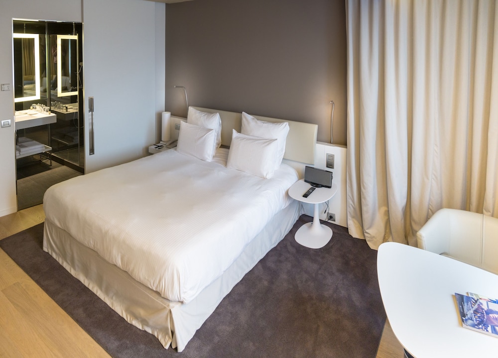 Habitación superior, 1 cama de matrimonio grande, vistas a la ciudad del hotel Pullman Brussels Centre Midi. Foto 7