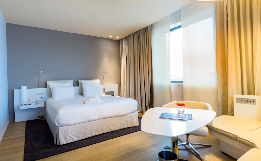 Habitación Deluxe, 1 cama de matrimonio grande, vistas a la ciudad del hotel Pullman Brussels Centre Midi. Foto 1