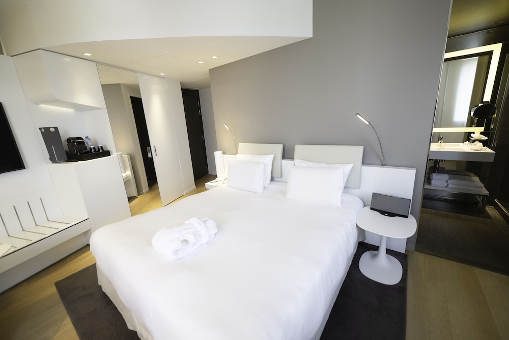 Habitación Deluxe, 1 cama de matrimonio grande, vistas a la ciudad del hotel Pullman Brussels Centre Midi. Foto 3