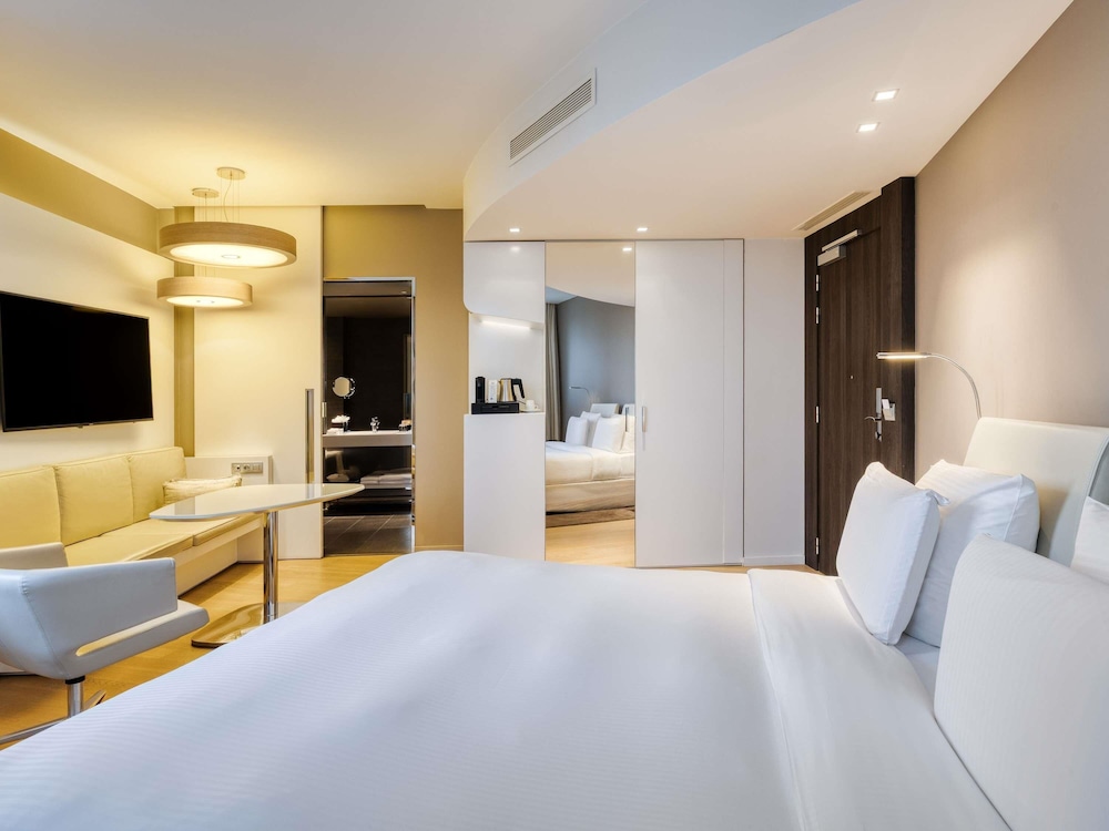 Habitación Deluxe, 1 cama de matrimonio grande, vistas a la ciudad del hotel Pullman Brussels Centre Midi. Foto 4