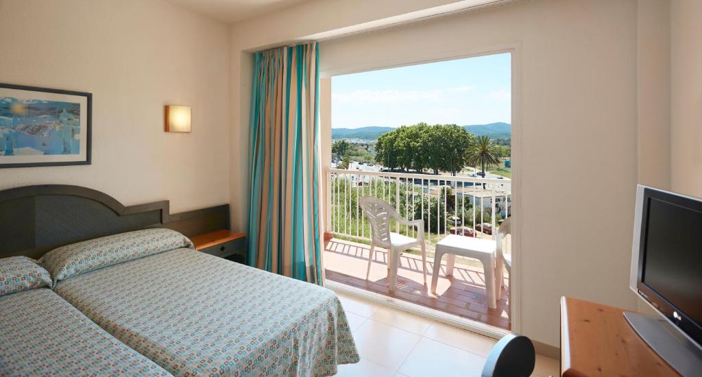 Habitación doble Vista Piscina del hotel Invisa Es Pla