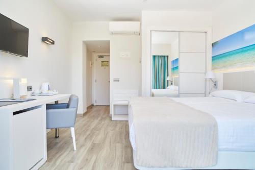 Premium Superior Double Room Pool View del hotel Invisa Es Pla