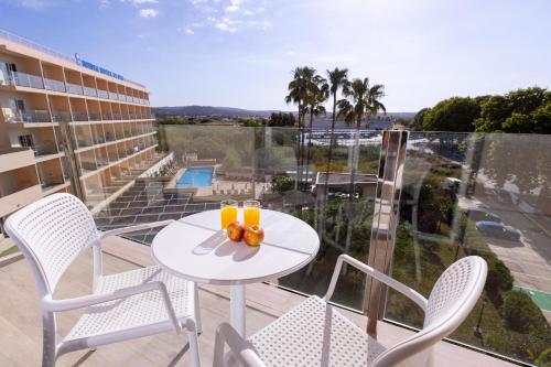 Premium Superior Double Room Pool View del hotel Invisa Es Pla. Foto 3