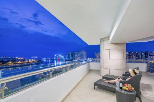 Suite Executive con vistas al mar y balcón - 1 cama extragrande del hotel Pullman Haikou