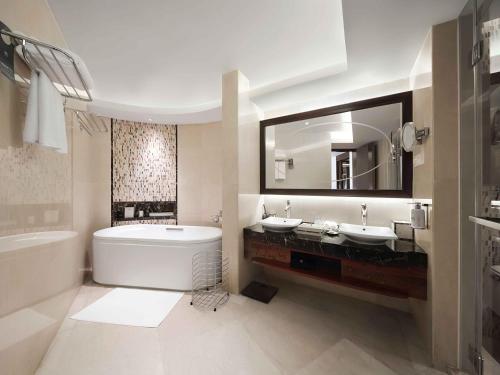 Suite Executive con vistas al mar y balcón - 1 cama extragrande del hotel Pullman Haikou. Foto 1