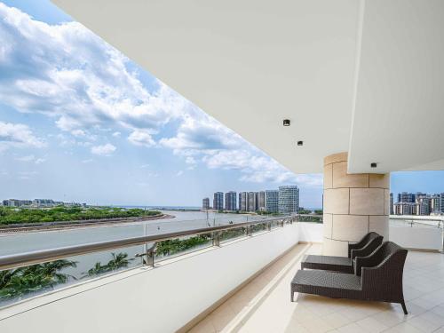 Suite Executive con vistas al mar y balcón - 1 cama extragrande del hotel Pullman Haikou. Foto 2