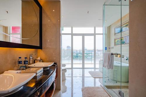 Suite Deluxe con vistas al mar y balcón - Cama extragrande del hotel Pullman Haikou. Foto 1