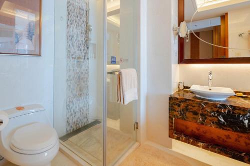 Habitación Executive Twin con vistas al río y balcón del hotel Pullman Haikou. Foto 3