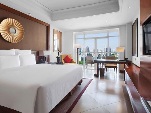 Habitación Deluxe con cama extragrande, balcón privado y vistas al mar del hotel Pullman Haikou. Foto 3