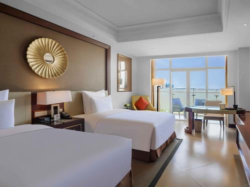 Habitación Doble Deluxe con balcón privado y vistas al mar - 2 camas del hotel Pullman Haikou. Foto 3