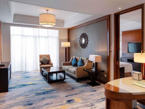 Suite Executive con vistas al mar y balcón - 1 cama extragrande del hotel Pullman Haikou. Foto 3