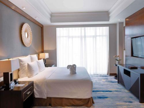Suite Executive con vistas al mar y balcón - 1 cama extragrande del hotel Pullman Haikou. Foto 4