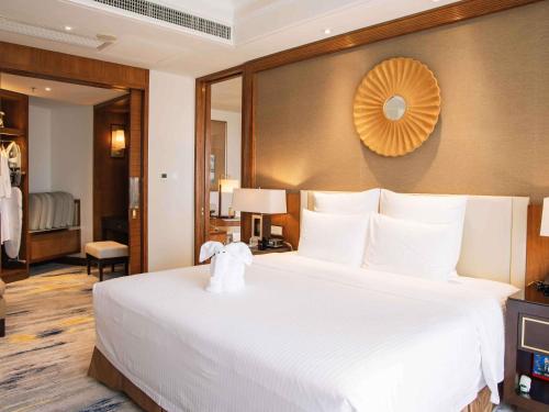 Suite Executive con vistas al mar y balcón - 1 cama extragrande del hotel Pullman Haikou. Foto 5
