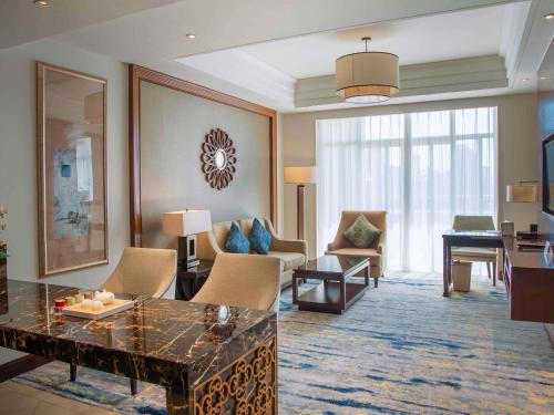 Suite Deluxe con vistas al mar y balcón - Cama extragrande del hotel Pullman Haikou. Foto 3