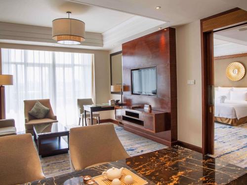 Suite Deluxe con vistas al mar y balcón - Cama extragrande del hotel Pullman Haikou. Foto 4