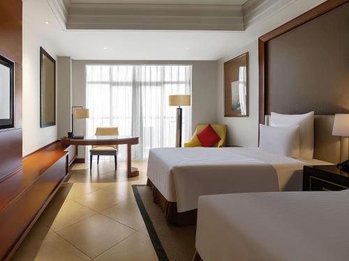 Habitación Doble Deluxe con balcón y vistas al río - 2 camas del hotel Pullman Haikou. Foto 3