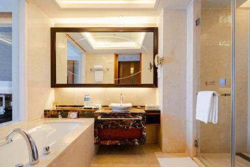 Habitación Deluxe con cama extragrande, vistas al río y balcón del hotel Pullman Haikou. Foto 4