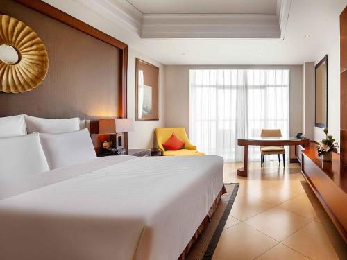 Habitación Executive King con acceso al lounge y vistas al río del hotel Pullman Haikou. Foto 2
