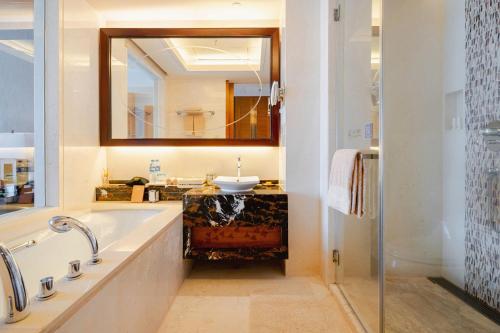 Habitación Executive King con acceso al lounge y vistas al río del hotel Pullman Haikou. Foto 4