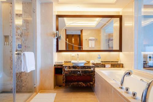 Habitación Superior con cama extragrande, vistas a la ciudad y balcón del hotel Pullman Haikou. Foto 5