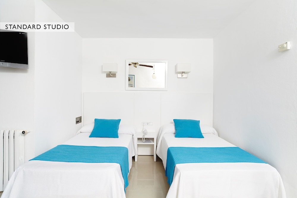 Estudio estándar, balcón del hotel Nereida. Foto 1