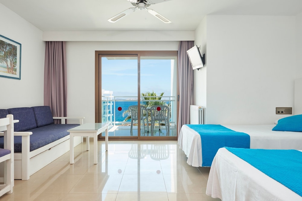 Estudio estándar, balcón del hotel Nereida. Foto 2