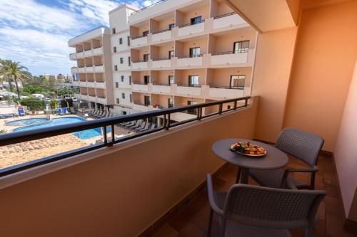 Habitación Doble con vistas a la piscina - 2 camas del hotel Invisa La Cala. Foto 1