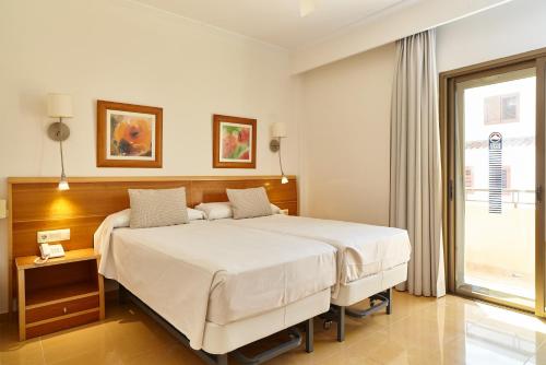 Habitación Doble con vistas a la piscina - 2 camas del hotel Invisa La Cala. Foto 2