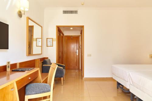 Habitación Doble con vistas a la piscina - 2 camas del hotel Invisa La Cala. Foto 3