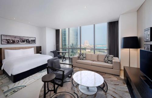 Estudio con cama extragrande y vistas al mar del hotel Conrad Abu Dhabi Etihad Towers