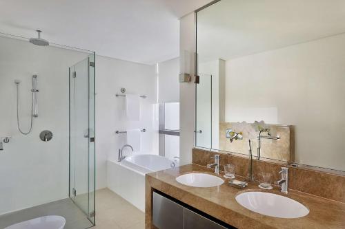 Apartamento de 1 dormitorio con vistas al mar del hotel Conrad Abu Dhabi Etihad Towers. Foto 1
