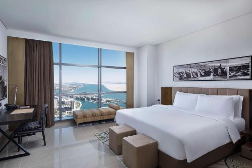 Apartamento de 1 dormitorio con vistas al mar del hotel Conrad Abu Dhabi Etihad Towers. Foto 2