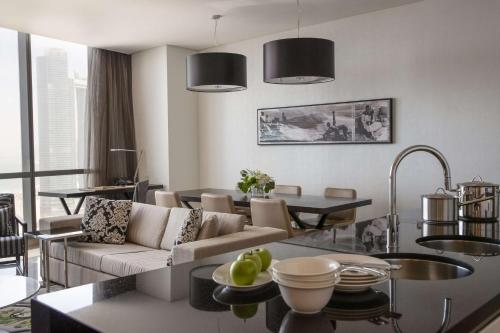 Apartamento de 1 dormitorio con vistas al mar del hotel Conrad Abu Dhabi Etihad Towers. Foto 3