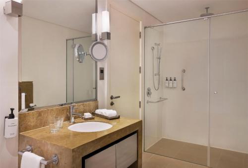Apartamento de 1 dormitorio con vistas al mar del hotel Conrad Abu Dhabi Etihad Towers. Foto 4