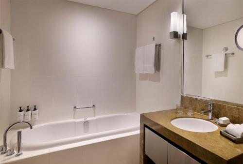 Apartamento de 1 dormitorio con vistas al mar del hotel Conrad Abu Dhabi Etihad Towers. Foto 5