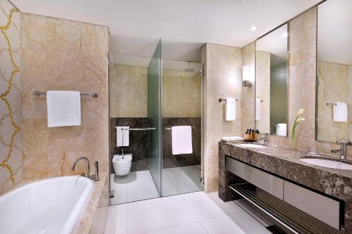 Habitación Club con cama extragrande - Nivel 45 del hotel Conrad Abu Dhabi Etihad Towers. Foto 1