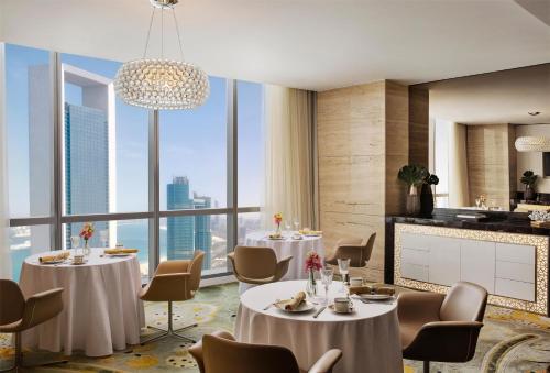 Habitación Club con cama extragrande - Nivel 45 del hotel Conrad Abu Dhabi Etihad Towers. Foto 3