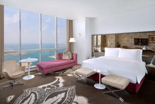 Habitación Grand Premier con cama extragrande y vistas al mar del hotel Conrad Abu Dhabi Etihad Towers. Foto 1