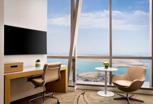 Habitación Superior con cama grande y vistas al mar del hotel Conrad Abu Dhabi Etihad Towers. Foto 3