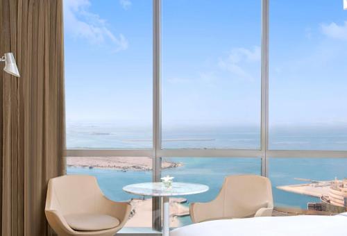 Habitación Doble Deluxe con vistas al mar - 2 camas del hotel Conrad Abu Dhabi Etihad Towers. Foto 4