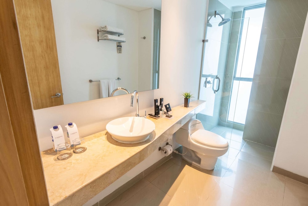Habitación estándar doble con dos camas, 2 camas dobles del hotel Sonesta Cartagena. Foto 11