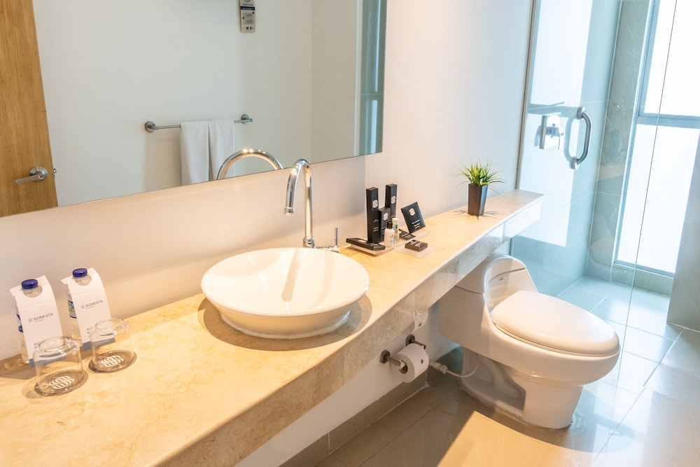 Habitación estándar doble con dos camas, 2 camas dobles del hotel Sonesta Cartagena. Foto 12