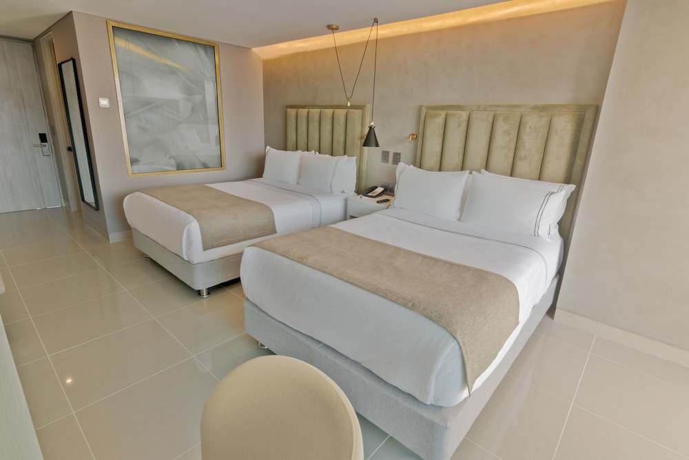 Habitación superior doble con dos camas, 2 camas dobles del hotel Sonesta Cartagena. Foto 3